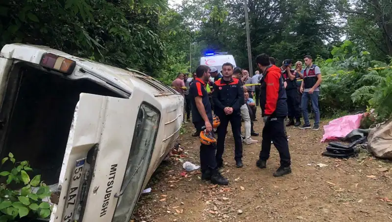 Rize'de Yamaçtan Yuvarlanan Minibüs Faciası: İki Ölü, Üç Yaralı