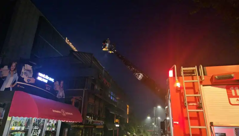 Beşiktaş'taki Üç Katlı Restoranda Korkutan Yangın: Detaylar ve Müdahale Süreci