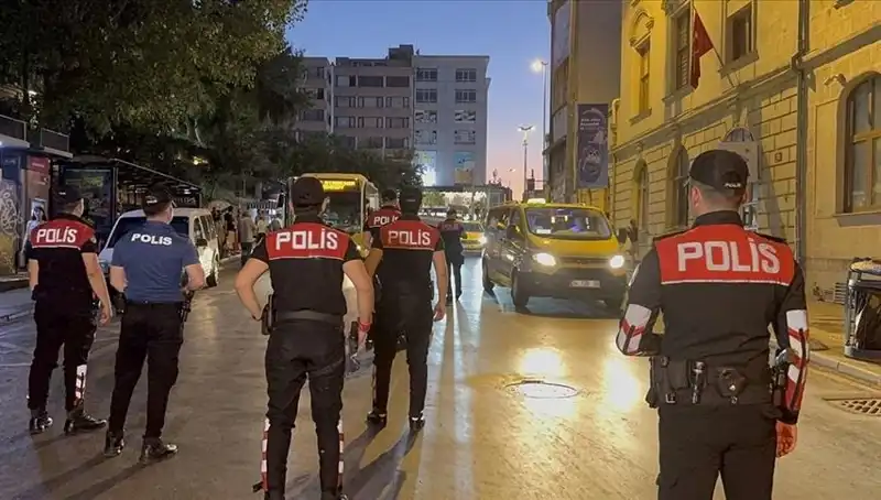 İstanbul'da Gözaltı Operasyonları: 4 Saatte Yüzlerce Şüpheli Yakalandı