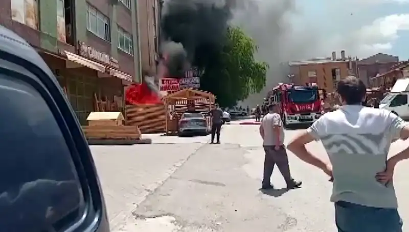 Ankara'da Yangın Felaketi: İş Yerleri Kıvılcım Kısmında Alev Alev Yandı
