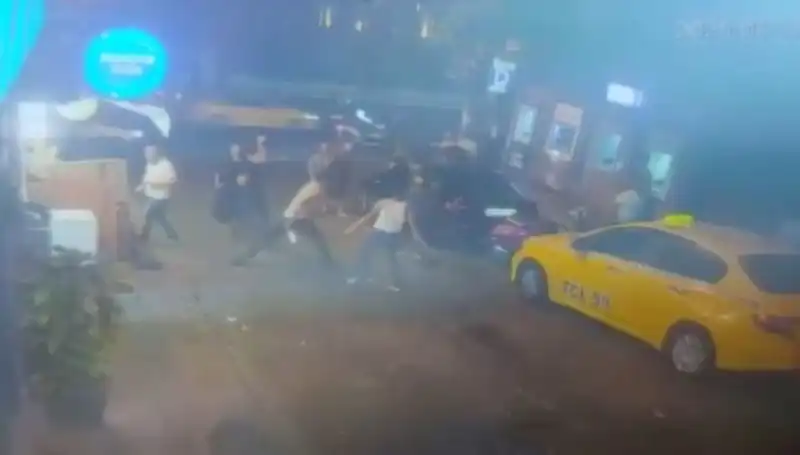 Beyoğlu'nda Laf Atma Kavgası: Sokaklar Kanla Dolaştı!
