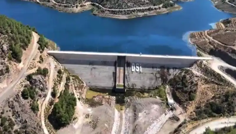 Çeşme'de Su Kesintileri Sonlanıyor: Yeni Projeler Hayata Geçiyor!