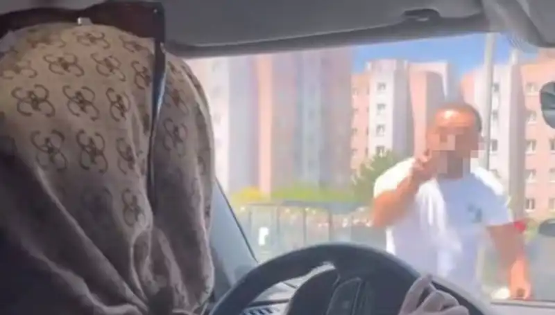 Trafikte Dehşet Anları: Aracın Camını Yumruklayan Saldırı!
