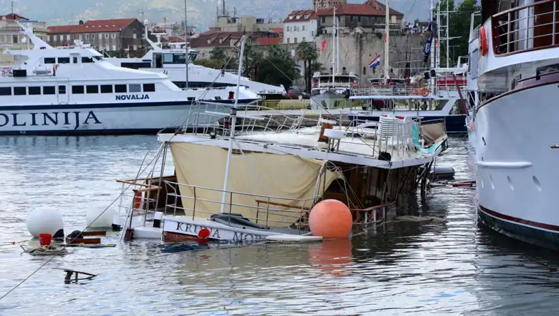 Hırvatistan'da Sağanak Yağış ve Fırtına: Feribot Çarpması Sonucu Gemi Battı