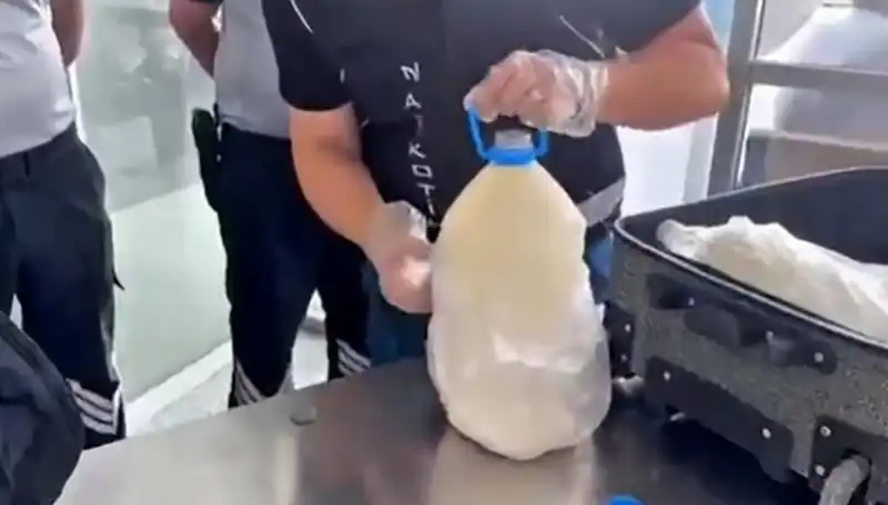 Havalimanında Süt Şişesi İçinde Şok Edici Uyuşturucu Yakalandı