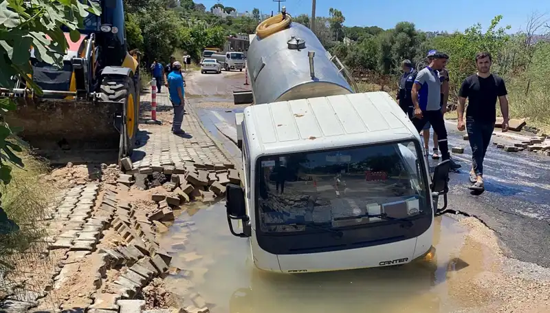 Bodrum'da Su Hattı Patladı, Tanker Büyük Çukura Düştü!