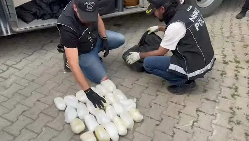 Valizinde 13 Kilo Metamfetamin Taşıyan Yolcu Yakalandı: Şok Gelişmeler!