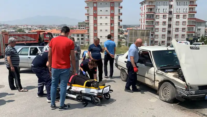 Kavşakta Meydana Gelen Kazada 2 Kişi Yaralandı: Detaylar Ortaya Çıktı