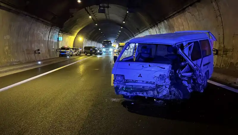 TEM Otoyolunda Zincirleme Kaza: Çok Sayıda Yaralı ve Trafik Kaosu!