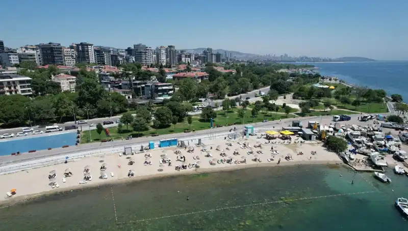 İstanbul'da Sıcak Hava Nefes Kıcak: Caddebostan Plajı Dolup Taştı