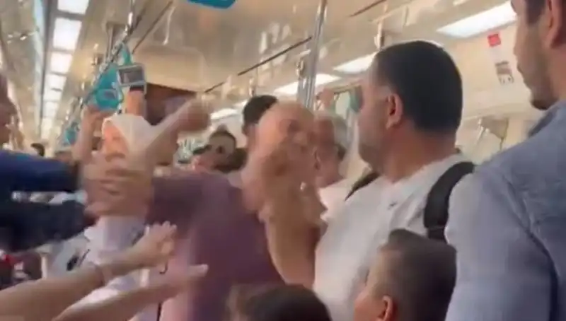 Marmaray'da Yaşanan Yumruklu Kavga Gözleri Üzerine Çekti!