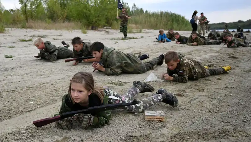 8 Yaşındaki Çocuklar Rusya'da Askeri Eğitim Alıyor: Çarpıcı İfadeler