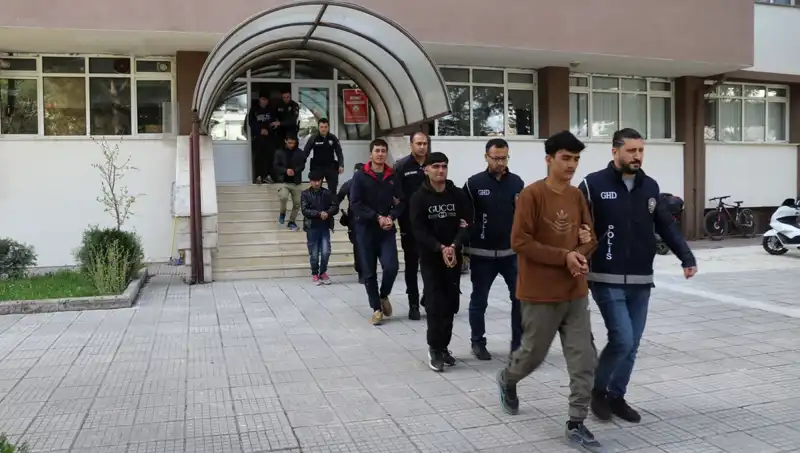 Düzensiz Göçmen Yakalamaları: İki İlde 21 Kişi Ele Geçirildi