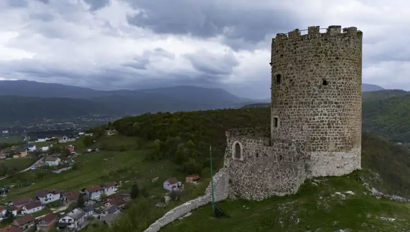 Tarihin Sessiz Tanığı: Bosna Hersek'teki Sokolac Kalesi Zamana Direniyor