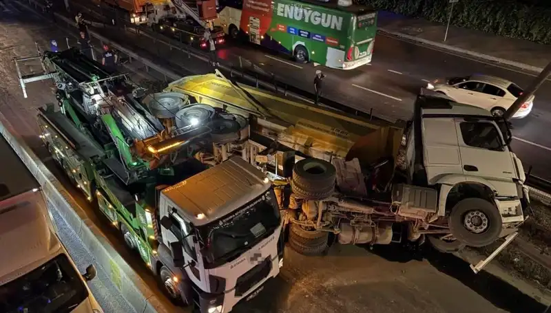 Moloz Yüklü Hafriyat Kamyonu Devrildi: Olay Anında Yaşananlar ve Sonrası