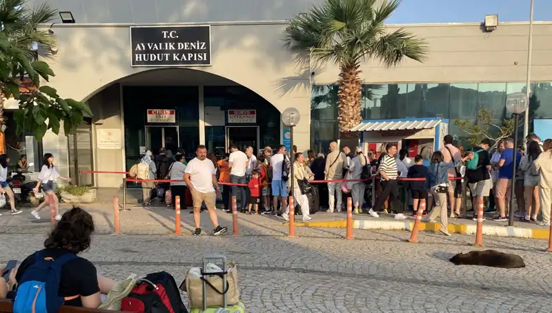 Bayramda Midilli Adası'na Yoğun Turist Akını: Cennet İle Tanışın!