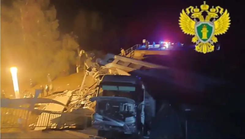 Rusya'da Köprü Trenin Üzerine Çöktü: Can Kaybı ve Yaralılar Alevleniyor
