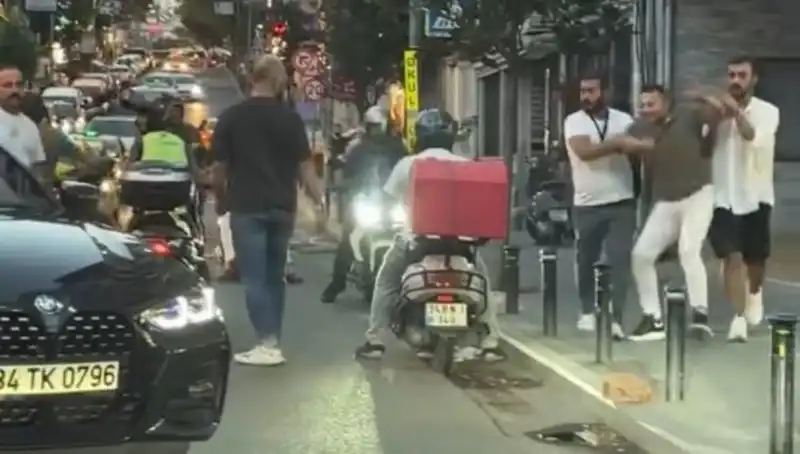 Nişantaşı’nda Yol Verme Kavgasında Sopalı Tartışma Büyüyor!