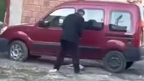 Sokak Ortasında Köpeğe Yapılan Şiddet İzleyenleri Şok Etti
