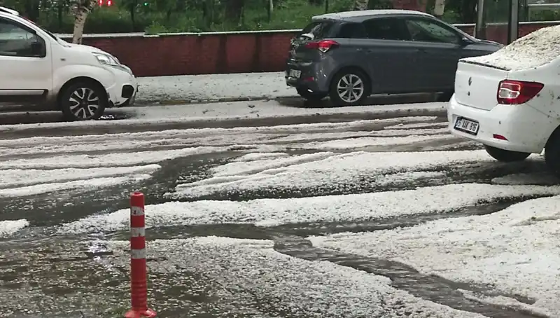 Ardahan'da Dolu Fırtınası: Şehirdeki Beyaz Tabaka Hayran Bıraktı