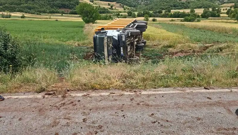 Tokat'ta Devrilen Kamyonun Şoförü Hayatını Kaybetti: Kaza Ayrıntıları Ortaya Çıktı
