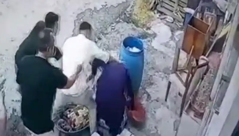 Başakşehir'de Baba ve Oğulu, Bidon Tartışmasında Kadını Darbetti!