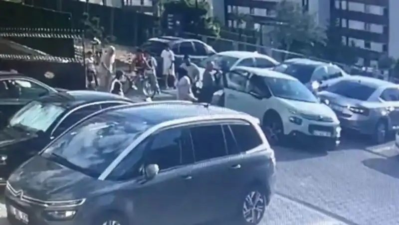 Eşinden Şiddet Gören Adam, Aileyi Arabayla Ezdi