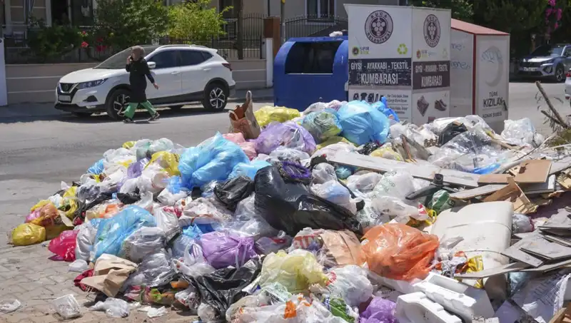 İzmir'de Çöp Yığınları Alarm Veriyor: Ne Olacak?