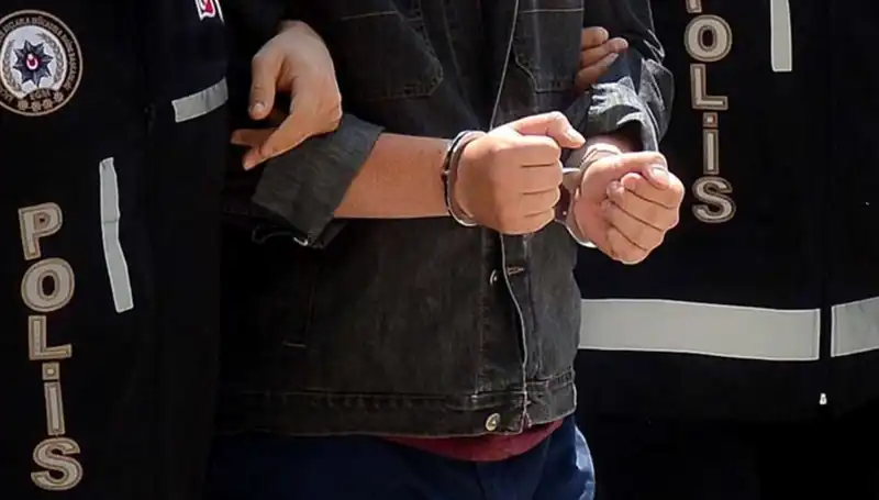 Kayseri'de Yasa Dışı Silah Ticareti Operasyonu: İki Zanlı Yakalandı!