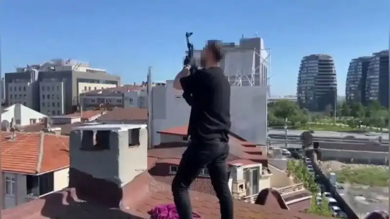 İstanbul’da Operasyon: Çatıdaki Şüphelilerden Bacadan AK-47 Çıktı