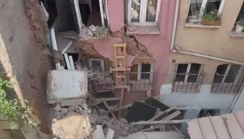 İstanbul'da Üç Katlı Binanın Balkonu Neden Çöktü? Olayın Detayları