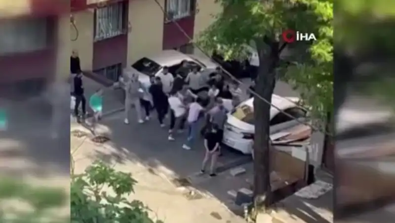 Kapıları Zorlayan Madde Bağımlısına Sokak Ortasında Ceza Verildi