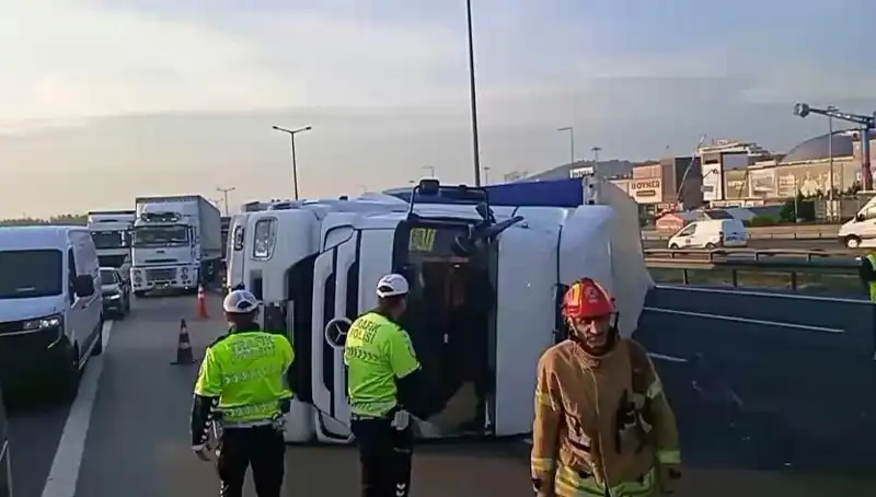 Pendik TEM Otoyolu'nda TIR Devrildi: İstanbul Yolu Kilitlendi!