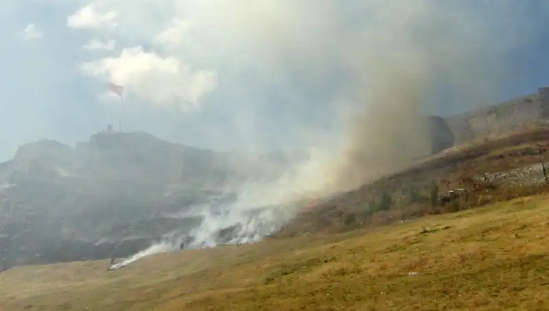 Kars Kalesi Eteklerinde Korkutan Anız Yangını: Son Dakika Gelişmeleri