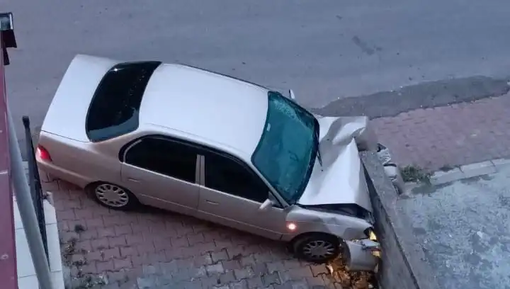 Kontrolü Kaybeden Araç Duvara Çarptı, Şok Edici Kaza Anları