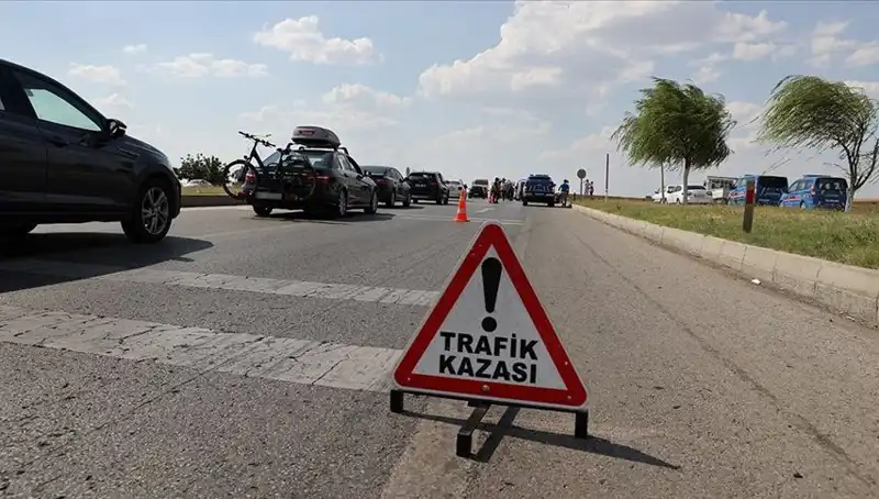 Adana'da Feci Trafik Kazası: Kamyon ile Otomobil Çarpıştı!
