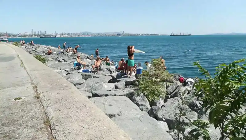 İstanbul'da Sıcak Hava, Plajları Doldurdu: Yerli ve Yabancı Akın Etti