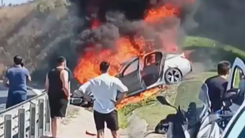 TEM Otoyolu'nda Büyük Kaza: Otomobil Alev Alev Yandı!