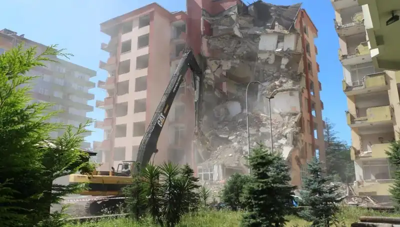 İki Bina Yıkıldı: Deprem Yerine Dalgalar Neden Oldu!