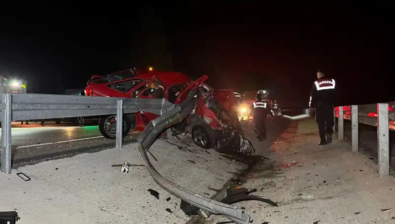 Tüyler Ürperten Kaza: Bariyerlere Çarpan Otomobilde 2 Kişi Hayatını Kaybetti