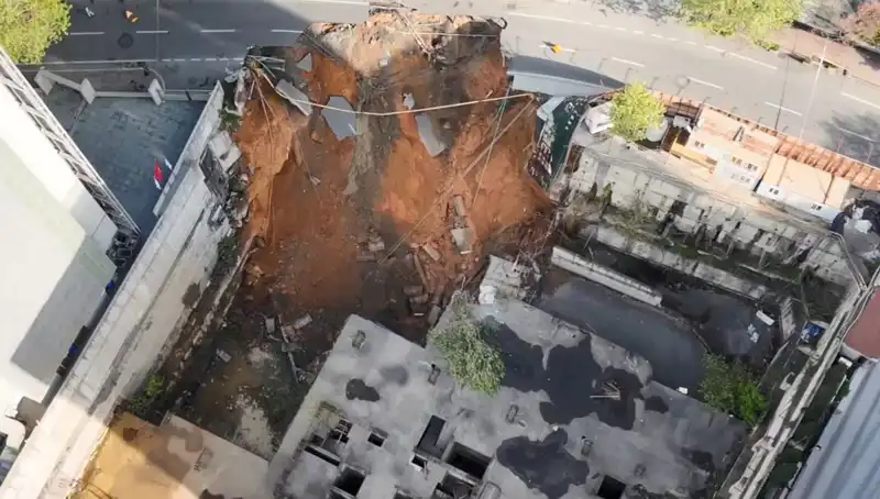 Sarıyer'de Fırtına Sonrası Yol Çökmesi: Cadde Kapatıldı